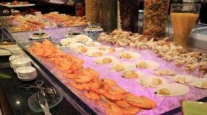 爆料|泰国的海鲜自助，中国游客狂吃龙虾大闸蟹，引起周围人的“嘲笑”