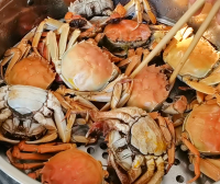 蒸出来的大闸蟹鲜香不腥气,膏肥肉厚,不掉腿不流黄!清蒸大闸蟹的小技巧