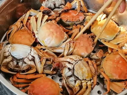 蒸出来的大闸蟹鲜香不腥气，膏肥肉厚，不掉腿不流黄！清蒸大闸蟹的小技巧