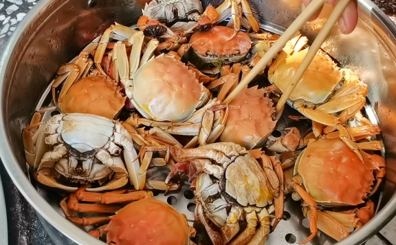 蒸出来的大闸蟹鲜香不腥气，膏肥肉厚，不掉腿不流黄！清蒸大闸蟹的小技巧